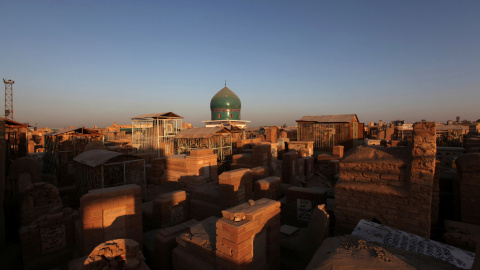 Una vista de las tumbas del cementerio de Wadi al-Salam, que en árabe significa 'Valle de la Paz', en Nayaf, al sur de Bagdad. REUTERS / Alaa Al-Marjani