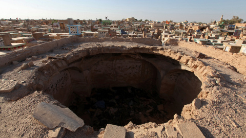 La cúpula derruida de una tumba en el cementerio de Wadi al-Salam ('Valle de la Paz'), en Nayaf, al sur de Bagdad. REUTERS / Alaa Al-Marjani