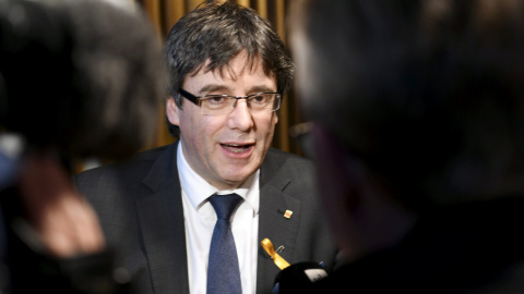 El expresident catalán Carles Puigdemont atiende a los periodistas tras su participación en un acto en el Pallamento de Finlancia, en Helsinki, el pasado 22 de marzo. REUTERS