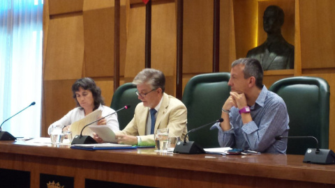 Pedro Santisteve, alcalde de Zaragoza, con los concejales Luisa Broto y Fernando Rivarés, durante un pleno del Ayuntamiento.