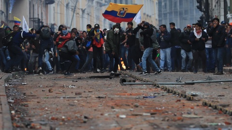 Las protestas se suceden en Ecuador después de la subida del precio del combustible, provocada por la eliminación de un subsidio por parte del Gobierno de Lenín Moreno./ José Jácome (EFE)