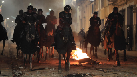 Policías montados patrullan las calles de Quito, donde se han producido fuertes enfrentamientos con los manifestantes. /José Jácome (EFE)