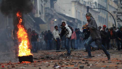 Manifestantes participan en una jornada de protesta contra las medidas económicas del Gobierno del presidente Lenín Moreno este jueves./  José Jácome (EFE).