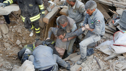 Los equipos de rescate sacan a un hombre atrapado entre los escombros en Amatrice. REUTERS/Remo Casilli