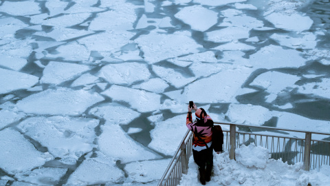 Una mujer fotografía el río de Chicago congelado por las bajas temperaturas que afectan al medio oeste de Estados Unidos. / REUTERS-Pinar Istek