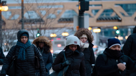 Los peatones cruzan la calle en hora punta azotados por un fenómeno de frío intenso llamado vórtice polar ha descendido. / REUTERS-Pinar Istek