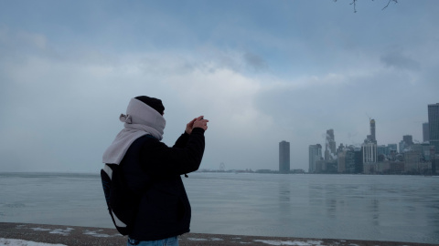 Una mujer toma una foto del horizonte de la ciudad desde la playa de North Avenue en el lago Michigan en Chicago. / REUTERS (Pinar Istek)