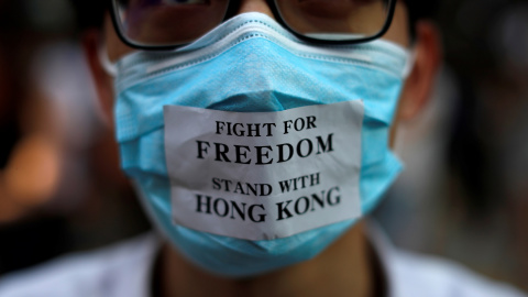 Un manifestante antigubernamental enmascarado es retratado en el centro de Hong Kong, China, el 4 de octubre de 2019. REUTERS / Jorge Silva