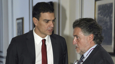 Fotografía de archivo del 2 de octubre de 2014 del secretario general del PSOE, Pedro Sánchez, con con el exseleccionador de baloncesto Pepu Hernández, antes de su intervención en un desayuno informativo organizado por Nueva Economía Forum.