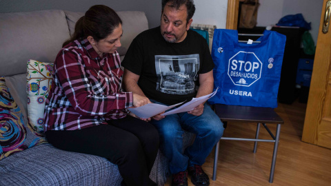 Josefa Fernández y Ricardo Rondríguez, en el salón de la casa que ocupan, propiedad del banco BBVA, en el distrito de Villaverde de Madrid.- JAIRO VARGAS