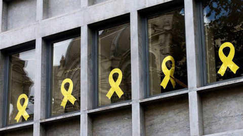 Trabajadores del Departamento de Agricultura Ganadería ,Pesca y Alimentación de la Generalitat retiran lazos de las ventanas del edificio de la consellería. (QUIQUE GARCÍA | EFE)