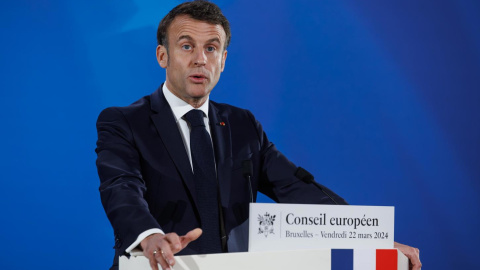 Emmanuel Macron habla con la prensa durante el segundo día de una reunión del Consejo Europeo en Bruselas, Bélgica, el 22 de marzo de 2024.