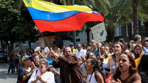 Opositores venezolanos participan hoy miércoles, en una manifestación para exigir el fin de la crisis y en respaldo a la Presidencia interina de Juan Guaidó. /EFE