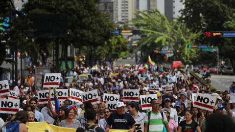 Opositores venezolanos participan en una manifestación para exigir el fin de la crisis y en respaldo a la Presidencia interina de Juan Guaidó en Caracas. (MIGUEL GUTIÉRREZ | VENEZUELA)