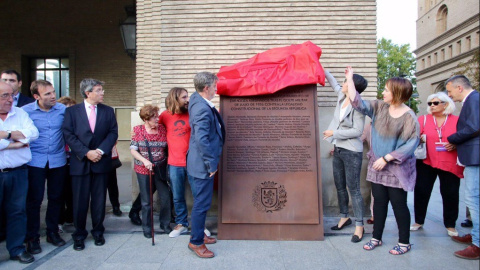 El alcalde de Zaragoza, Pedro Santisteve, descubrió este viernes la placa de homenaje a los 15 ediles republicanos y 30 trabajadores municipales asesinados por los sublevados en 1936.