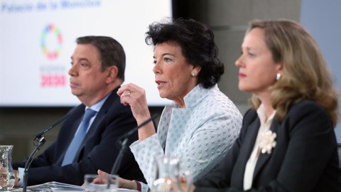 Luis Planas, Isabel Celaá y Nadia Calviño, en la rueda de prensa posterior al Consejo de Ministros / EFE