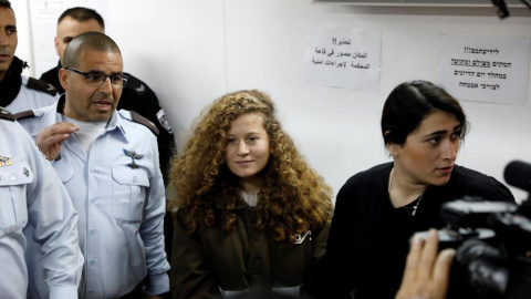 La joven palestina Ahed Tamimi, de 17 años, durante su comparecencia ante la corte militar, en la Cisjordania ocupada. ABIR SULTAN (EFE)