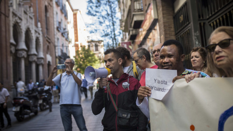 "Sin cita no hay derechos", gritan los migrantes en la Oficina de Extranjería de Madrid.- JAIRO VARGAS