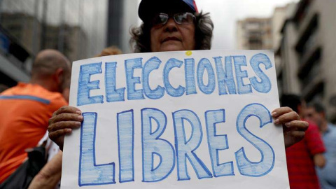 Opositores venezolanos participan en una manifestación en Caracas. (MIGUEL GUTIÉRREZ | EFE)