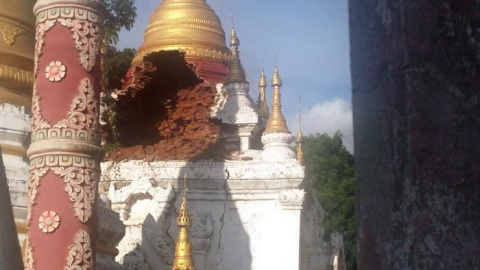 Fotografía facilitada por el Ministerio de Información de Birmania que muestra a un hombre observando los daños de una pagoda causados por un terremoto en Yenangyaung. EFE