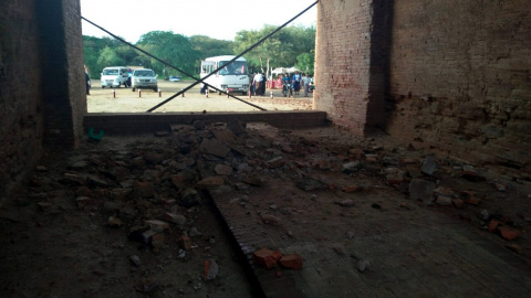 Vista de los escombros en la entrada de un templo en Bagan tras un terremoto en Birmania, en el que han muerto  al menos tres personas. EFE/Stringer