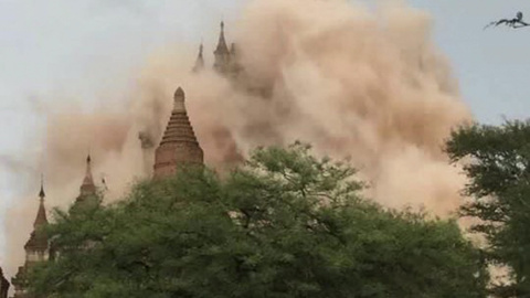 Fotografía facilitada por el Ministerio de Información de Birmania (MOI) hoy, 24 de agosto de 2016, que muestra a un templo hundiéndose durante un terremoto en Bagan. EFE