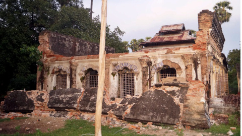 Fotografía facilitada por el Ministerio de Información de Birmania que muestra a un templo dañado tras el terremoto en Seik Phyu, que ha dejado el menos tres muertos. EFE