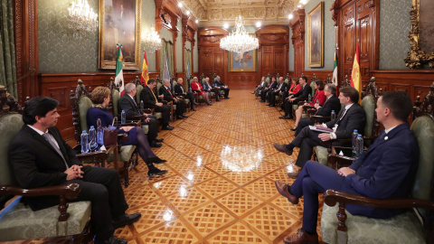 El presidente de Mexico, Andres Manuel Lopez Obrador, y el del Gobierno español, Pedro Sanchez, al frente de sus respectivas delegaciones, en un encuentro en  el Palacio Nacional de Mexico DF. REUTERS