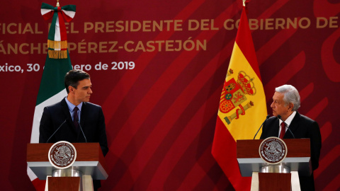 El presidente del Gobierno, Pedro Sanchez, con el presidente de Mexico, Andres Manuel Lopez Obrador, durante la rueda de prensa conjunta en el Palacio Nacional. REUTERS/Carlos Jasso