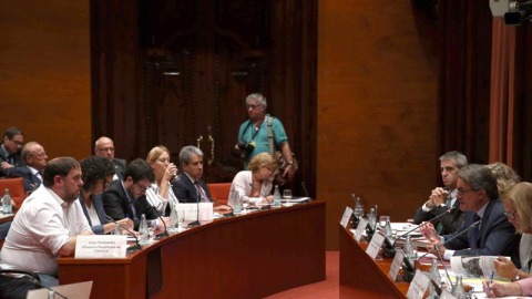 El presidente de la Generalitat, Artur Mas (2d), durante su comparecencia hoy ante la Diputación Permanente del Parlament donde ha insinuado que desde el Ministerio del Interior se urdió el registro a las sedes de CDC y de su fundación just