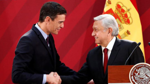 Pedro Sánchez saluda al presidente de México, Andrés Manuel López Obrador. / EFE