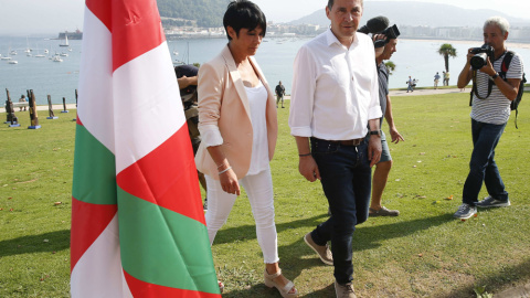 El candidato a lehendakari por EH Bildu, Arnaldo Otegi, junto a Maddalen Iriarte, en la presentación de la periodista como segunda en las listas de la coalición soberanista por Gipuzkoa para las elecciones vascas del 25-S. EFE/Juan Herrero