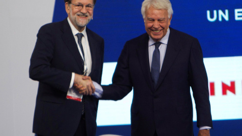 Mariano Rajoy y Felipe González durante el I Foro La Toja-Vínculo Atlántico este viernes. / EFE