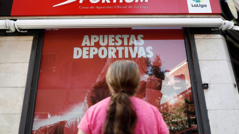 04/10/2019.- Una mujer observa un local de juego en el madrileño barrio de Tetuán. EFE/ Mariscal