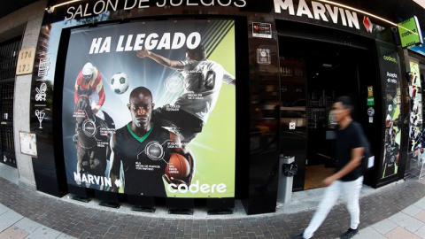 04/10/2019.- Un hombre pasea por delante de un local de juego en Tetuán (Madrid).- EFE/ Mariscal