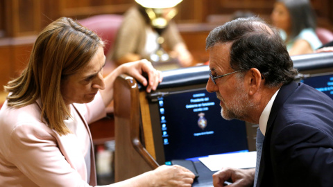 Mariano Rajoy conversa en su escaño con la presidenta del Congreso, Ana Pastor. REUTERS