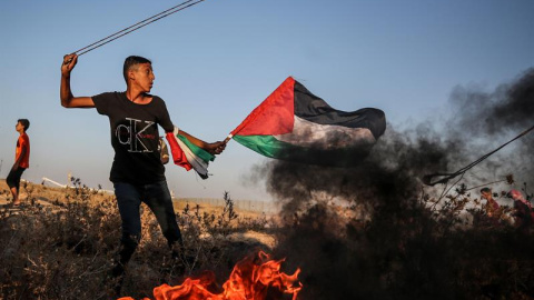 27/09/2019.- Los palestinos se manifiestan otro viernes más en Gaza junto a la frontera con Israel. EFE/EPA/Mohammed Saber