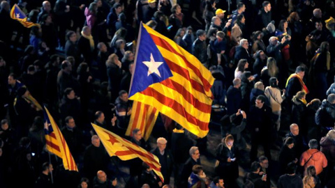 Varias estaladas ondean durante la manifestación unitaria del independentismo que bajo el lema "Tumbemos el régimen. Por los derechos sociales y políticos y por la autodeterminación. Contra la represión", se lleva a cabo esta tarde en Barce