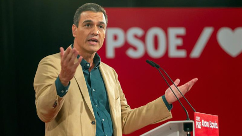 03/10/2019.- El presidente del Gobierno en funciones y secretario general del PSOE, Pedro Sánchez, este jueves, durante un acto político del partido socialista enmarcado en la precampaña electoral, en el Palacio de los Congresos de Cáceres,