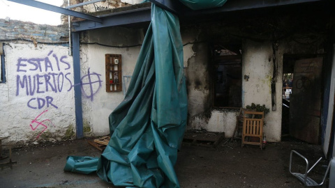 Pintada amenaçant dins de l'Ateneu Popular de Sarrià, que ha patit un incendia aquesta matinada. @AP Sarrià