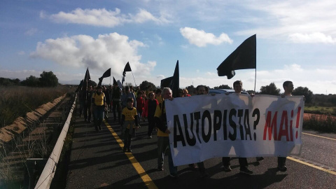 Protesta ecologista contra l'ampliació de l'autopista de Llucmajor a Campos. TERRAFERIDA