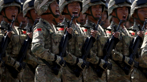 Tropas chinas desfilan en la parada militar en Pekín conmemorativa del final de la II Guerra Mundial. REUTERS/Rolex Dela Pena