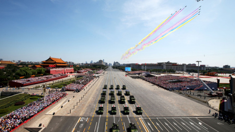 Vehículos y aviones del Ejército chino participan en el desfile conmemorativo del final de la II Guerra Mundial. REUTERS/Xinhua/Yao Dawei