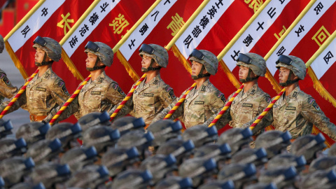 Soldados del Ejército chino en formación en la Plaza de Tiananmen, en Pekín, durante el desfile conmemorativo del final de la II Guerra Mundial. REUTERS/Jason Lee