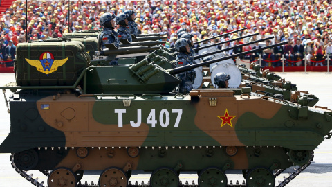 Vehículos blindatos armados del Ejército chino desfilan en la Plaza de Tiananmen, en Pekín, en la conmemoración del final de la II Guerra Mundial. REUTERS/Damir Sagolj