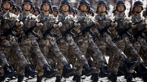 Tropas chinas desfilan en la parada militar en Pekín conmemorativa del final de la II Guerra Mundial. REUTERS/Rolex Dela Pena