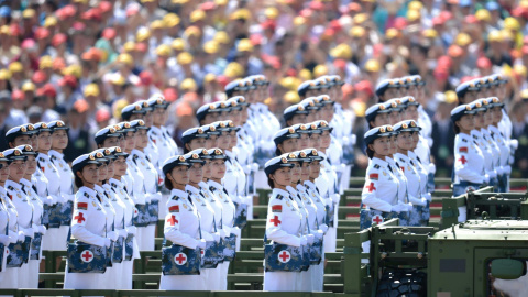 Soldados del cuerpo médico en la plaza de Tiananmen en Pekín (China) durante un desfile militar con motivo del 70 aniversario del fin de la II Guerra Mundial. EFE/Liu Xiao