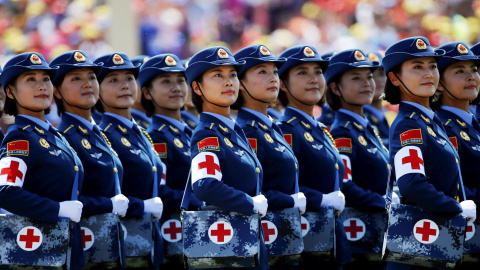 Enfermeras del Ejército chino desfilan en Pekín en la parada militar conmemorativa del final de la II Guerra Mundial. REUTERS/Damir Sagolj