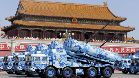 Vehículos militares con misiles tierra-mar desfilan frente a la Ciudad Prohibida, en la plaza de Tiananmen, en Pekín, en la marcha conmemorativa del final de la II Guerra Mundial. REUTERS / Jason Lee