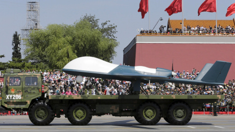 Un vehículo militar transporta el aviñon no tripulado Pterodactyl I, en la Plaza de Tiananmen, en Pekín, durante el desfile conmemorativo del final de la II Guerra Mundial. REUTERS/Jason Lee